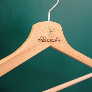 Cintre gravé personnalisé